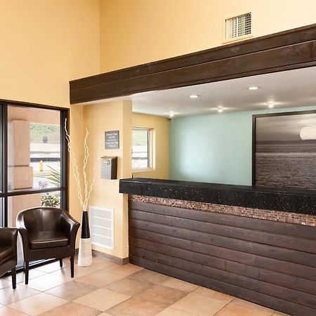 Super 8 By Wyndham Oceanside Marty'S Valley Inn Экстерьер фото