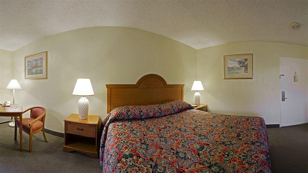 Super 8 By Wyndham Oceanside Marty'S Valley Inn Экстерьер фото