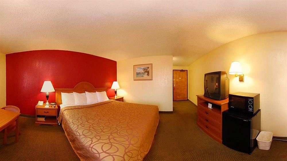 Super 8 By Wyndham Oceanside Marty'S Valley Inn Экстерьер фото