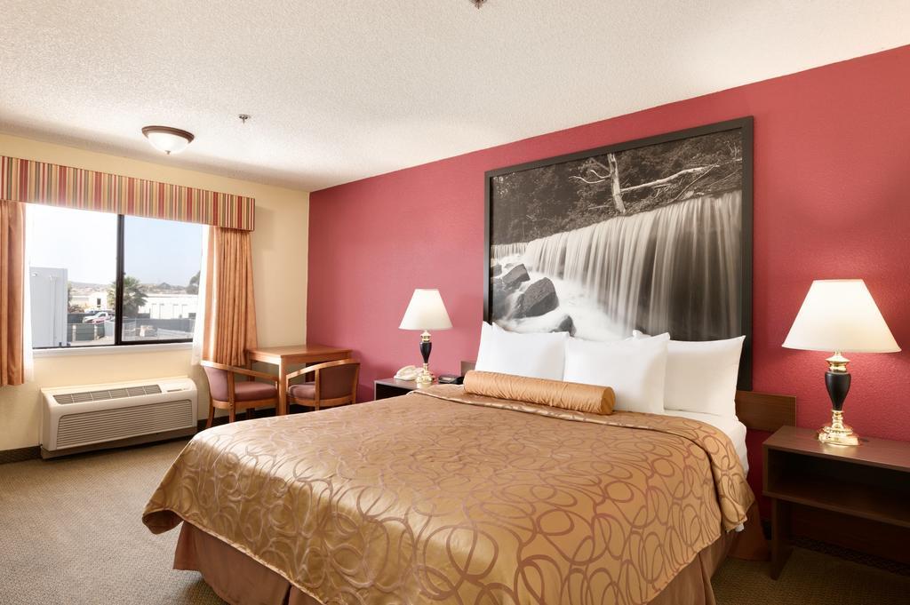 Super 8 By Wyndham Oceanside Marty'S Valley Inn Экстерьер фото