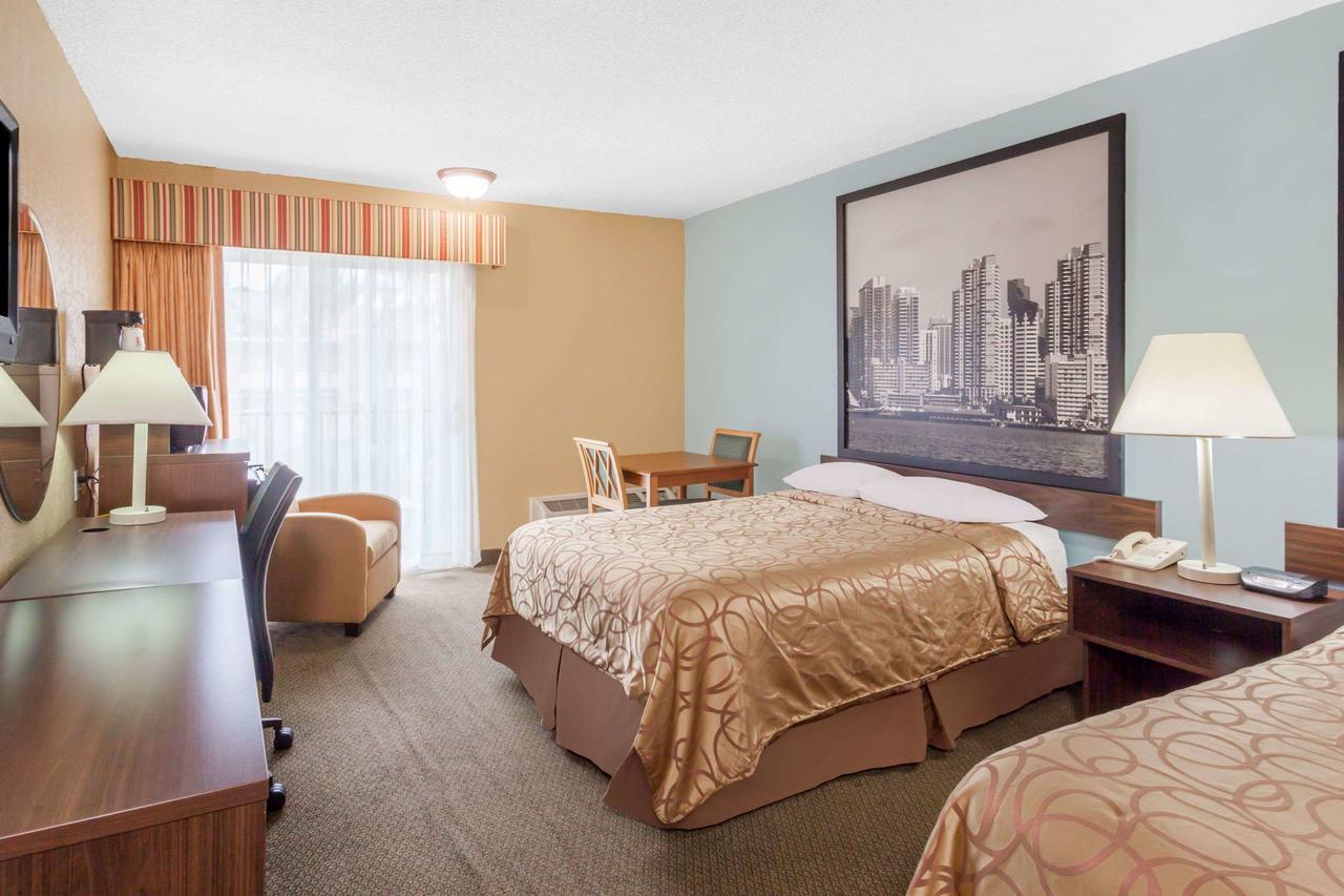 Super 8 By Wyndham Oceanside Marty'S Valley Inn Экстерьер фото