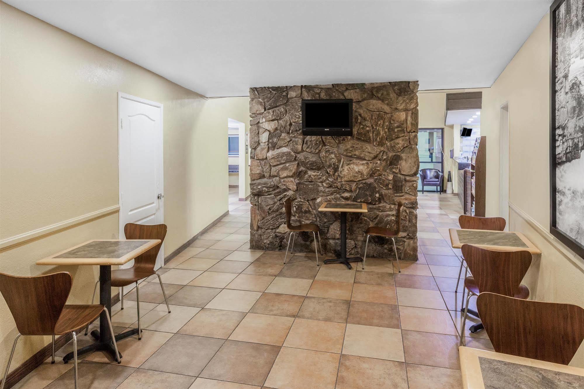 Super 8 By Wyndham Oceanside Marty'S Valley Inn Экстерьер фото