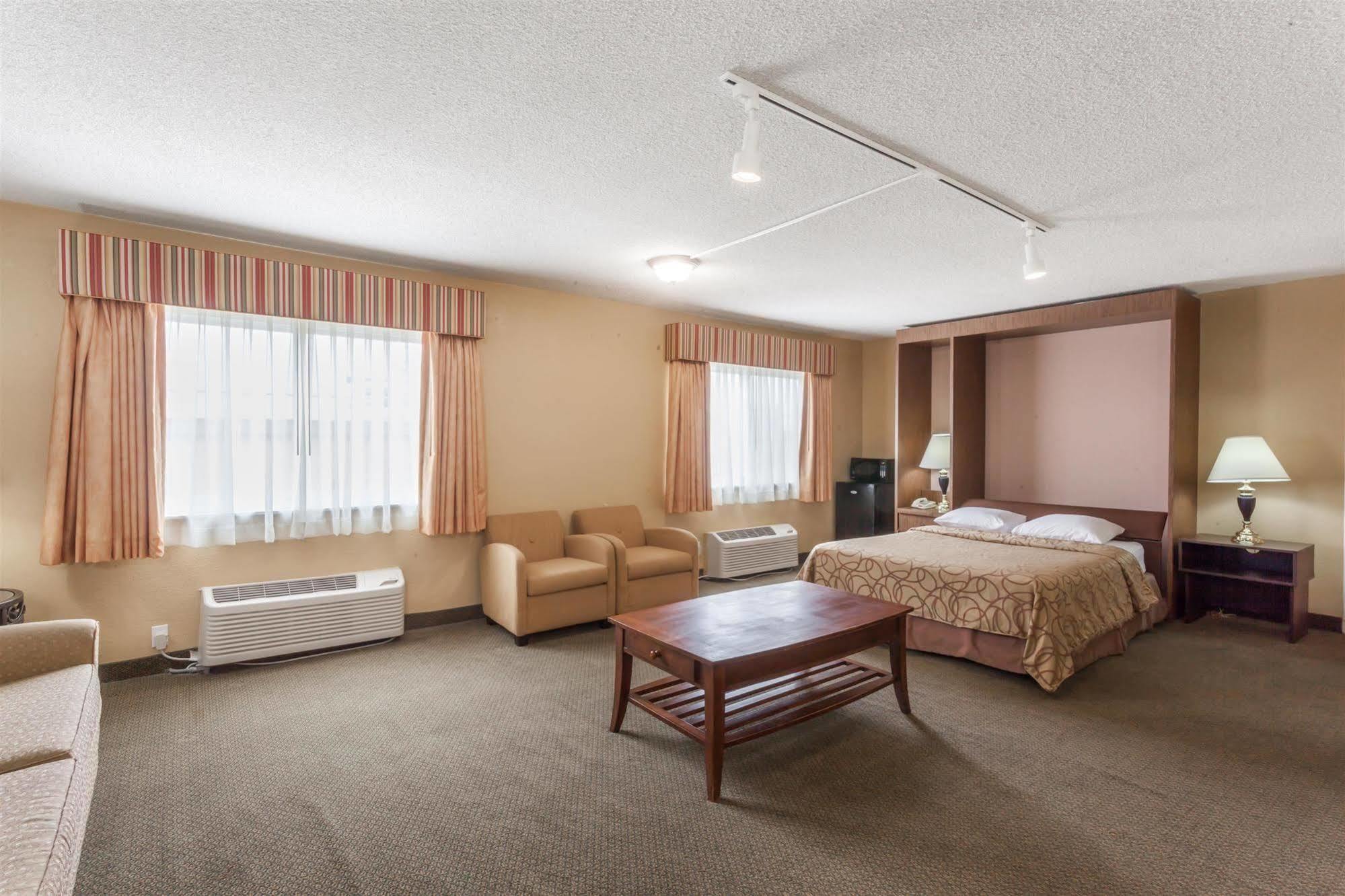 Super 8 By Wyndham Oceanside Marty'S Valley Inn Экстерьер фото