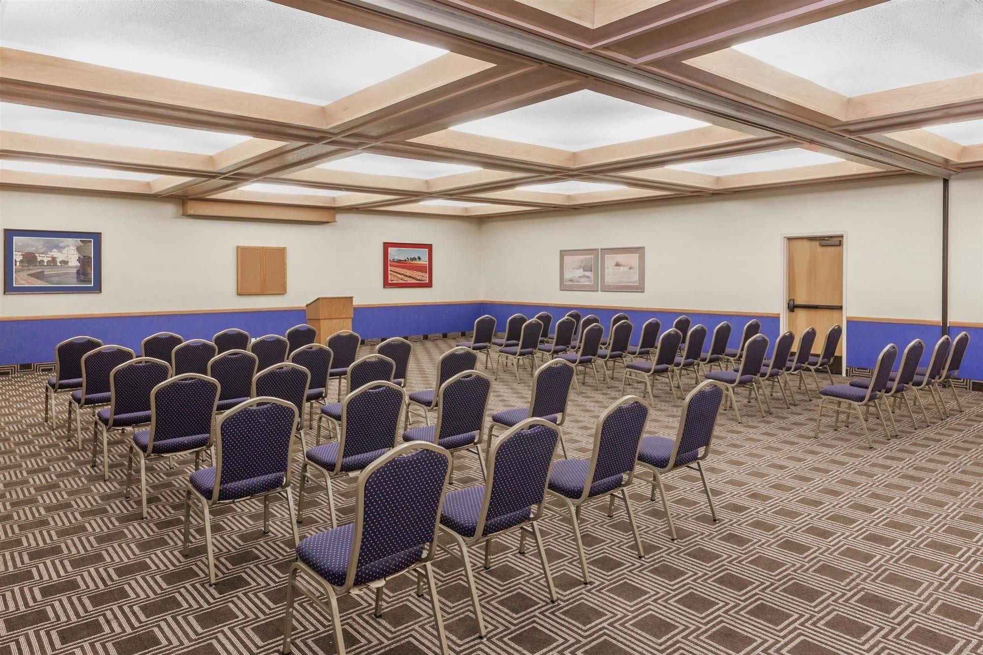 Super 8 By Wyndham Oceanside Marty'S Valley Inn Экстерьер фото