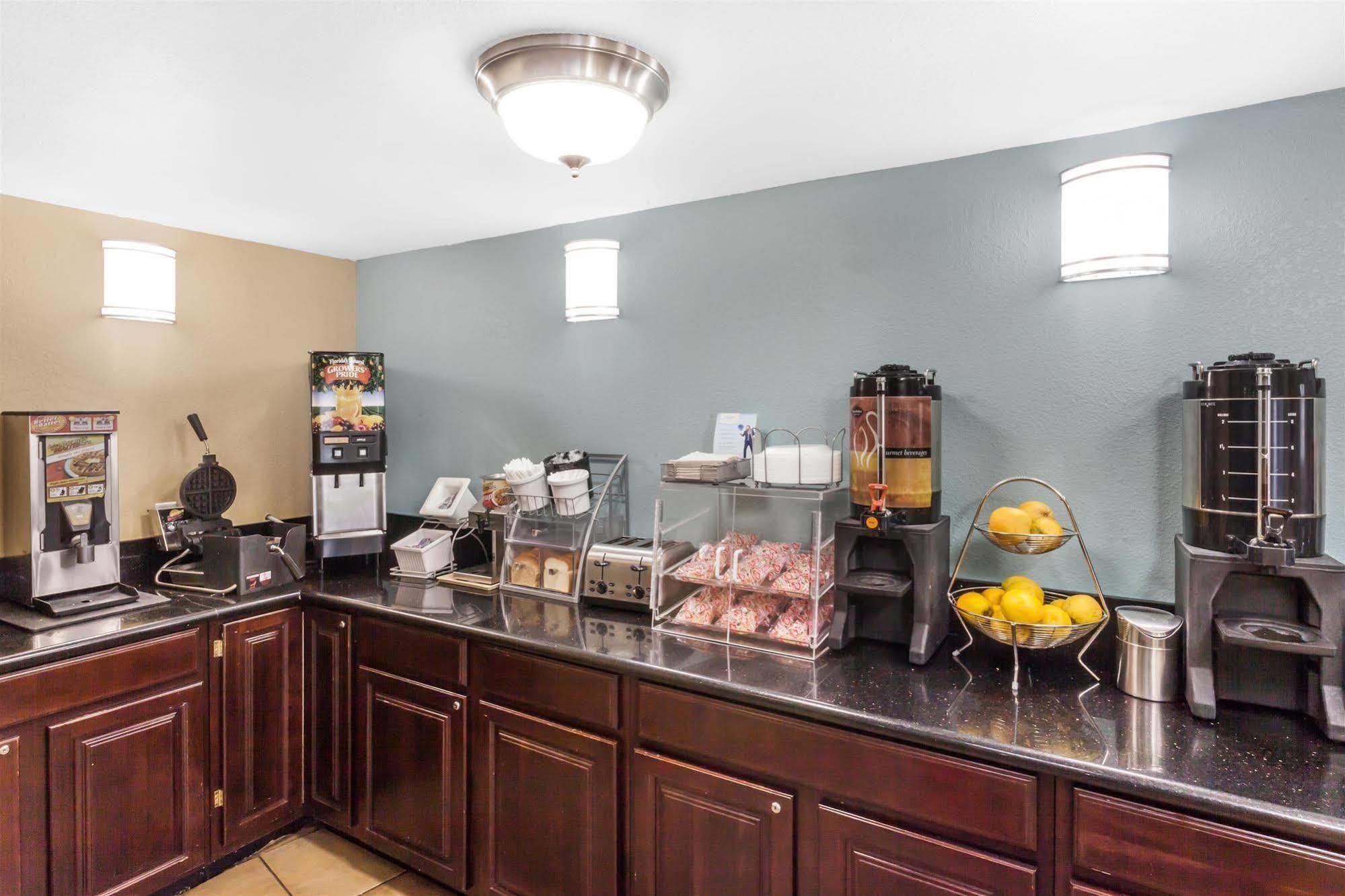 Super 8 By Wyndham Oceanside Marty'S Valley Inn Экстерьер фото