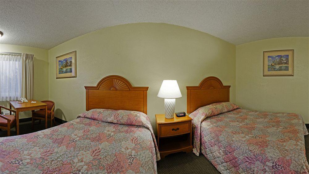 Super 8 By Wyndham Oceanside Marty'S Valley Inn Экстерьер фото