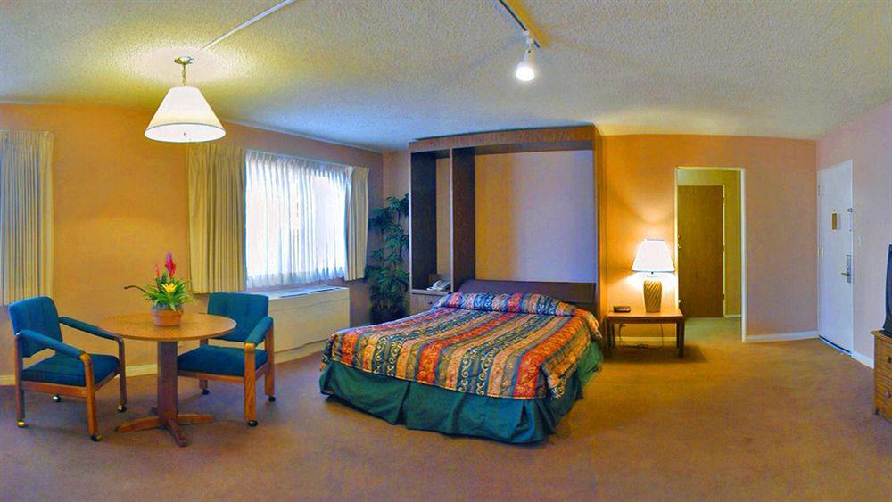 Super 8 By Wyndham Oceanside Marty'S Valley Inn Экстерьер фото