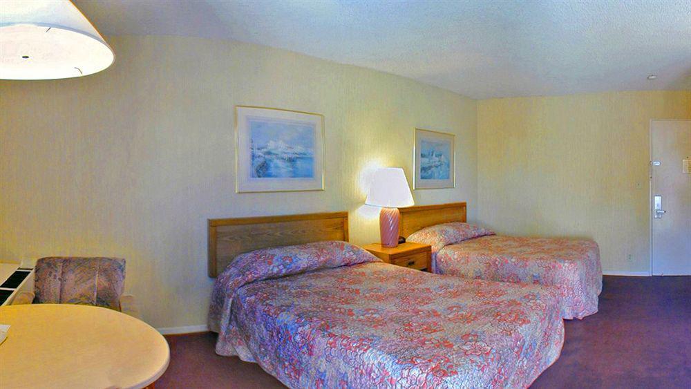 Super 8 By Wyndham Oceanside Marty'S Valley Inn Экстерьер фото